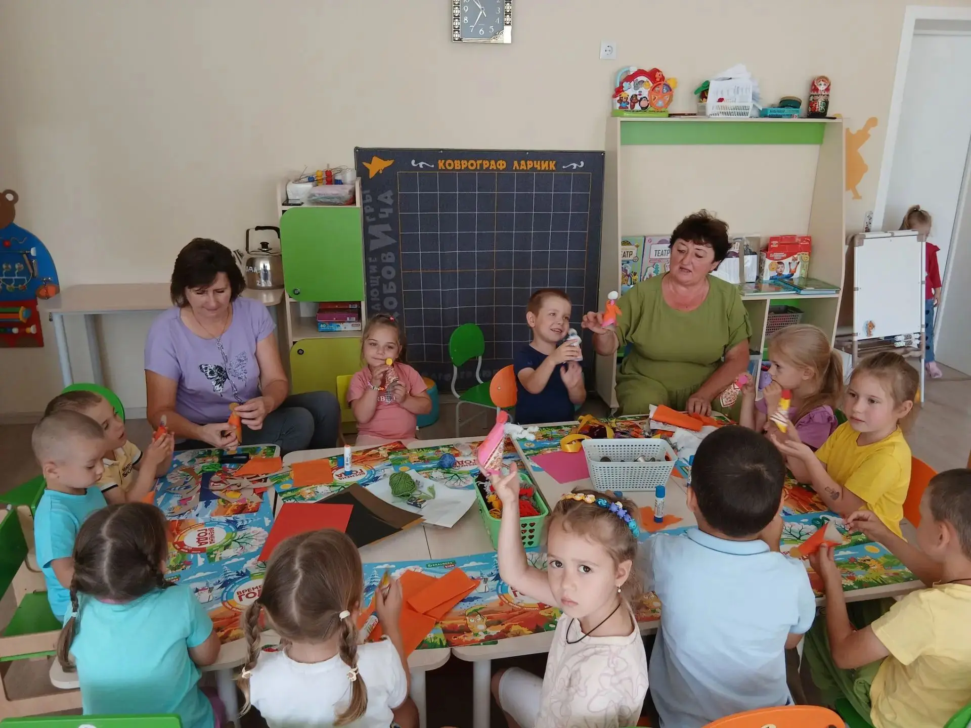 Мы в группах "Всезнайки" и "Почемучки" сегодня создавали куклу - оберег, куклу - колоко...