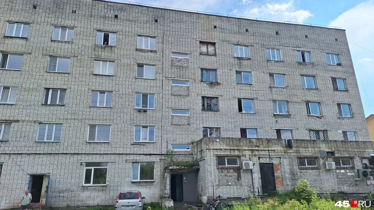 ❗️Следователи проверяют общежитие с протекающей крышей на Бажова в Кургане