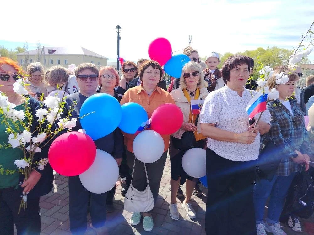 Коллектив Москаленской детской художественной школы принял участие в шествие трудовых к...