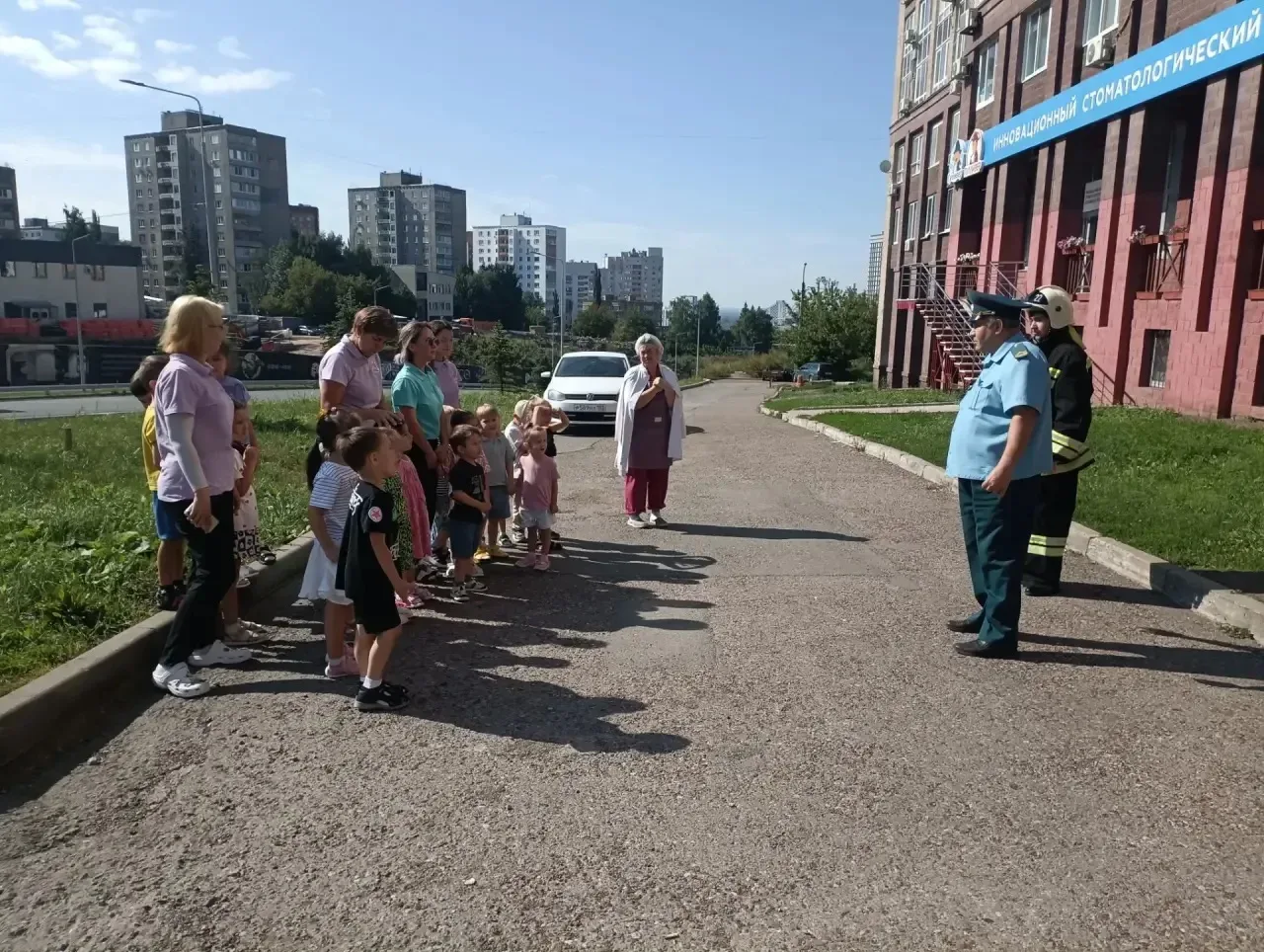 Воспитанников частного детского сада «Sun School» обучили мерам пожарной безопасности.