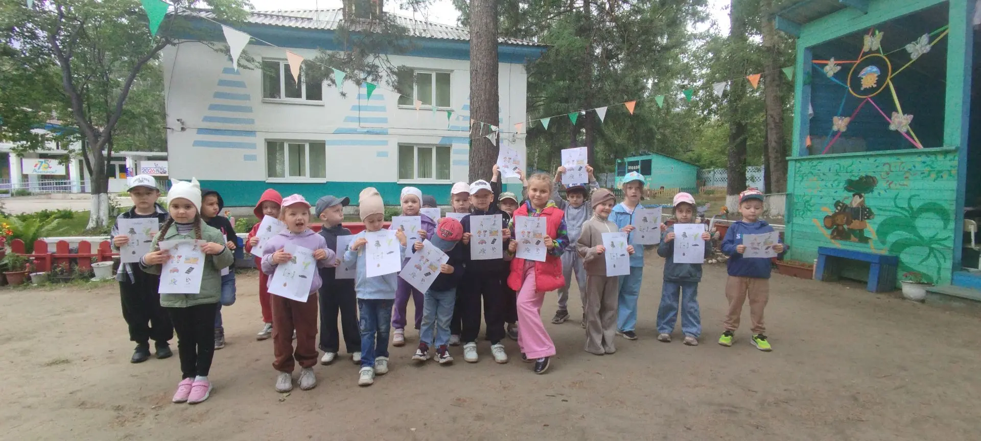 Познавательная прогулка «Маленькие сыщики»

Воспитанники первой группы детского сада № 36 на днях по