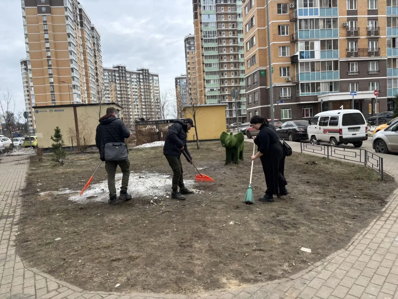 🌿 Сегодня сотрудники УК «Азимут» провели масштабный субботник на обслуживаемой территории  🔧 Что сде