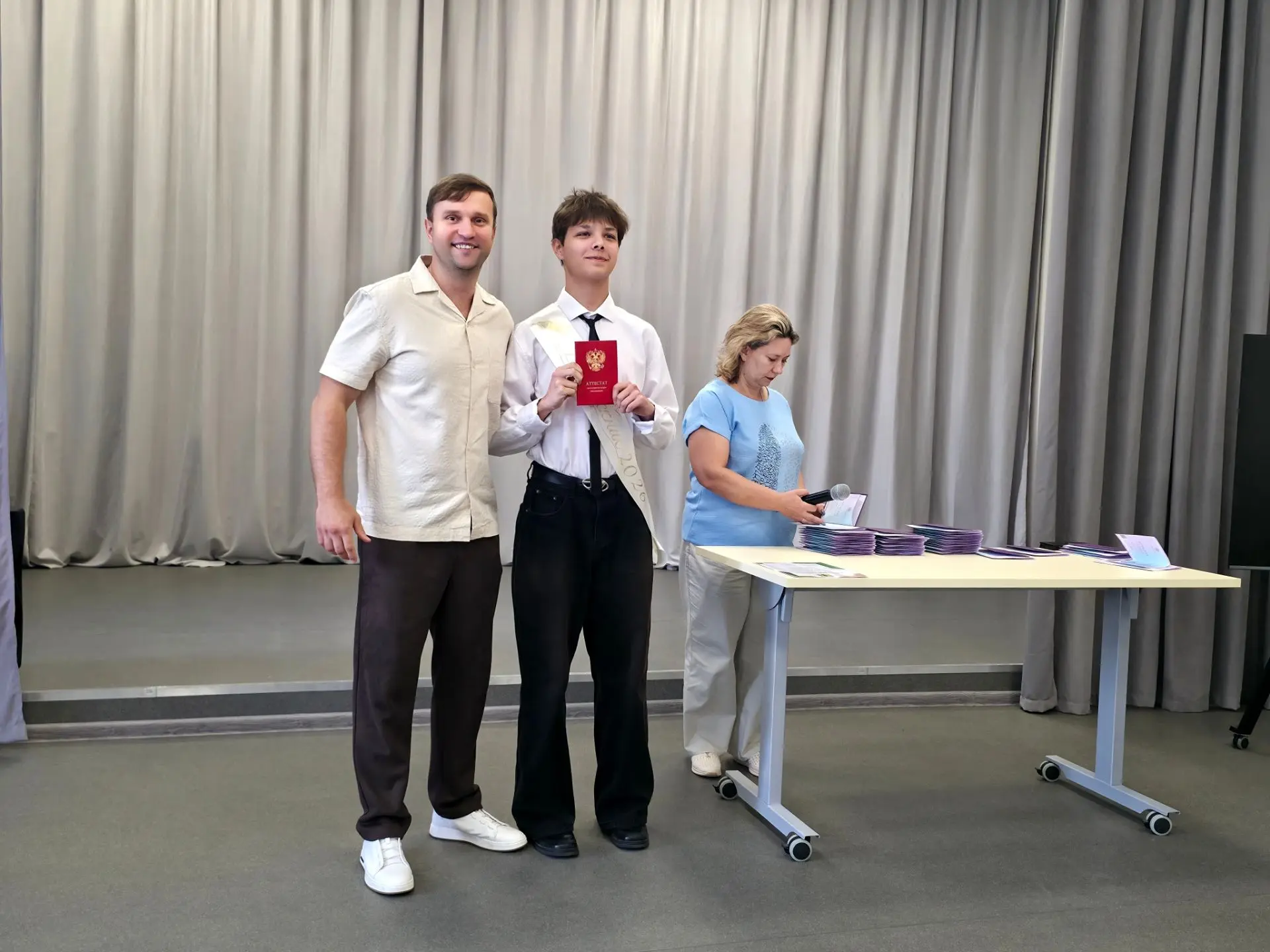 🎉 Прощание с девятым классом

🎓Сегодня в нашей школе состоялась торжественная церемония вручения а