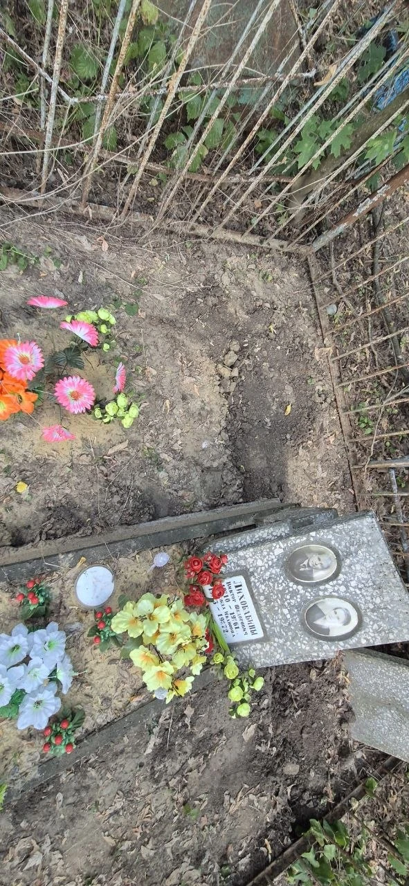 Вандалы на старом кладбище вытаскивают трубы из-под памятников.