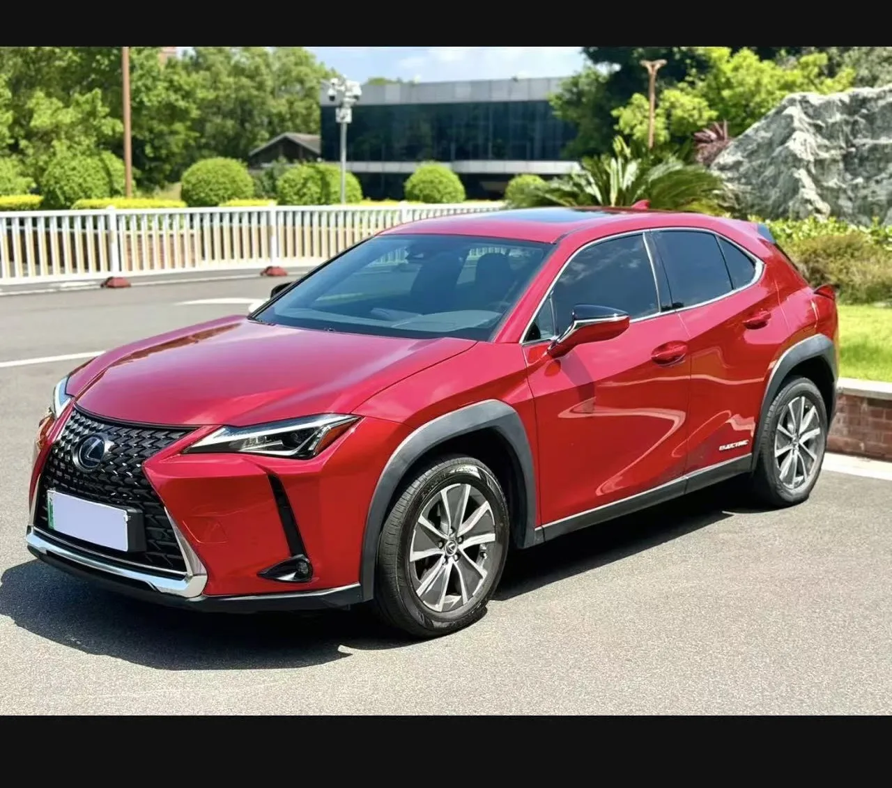 Lexus UX300e

Характеристики:
Год выпуска: 2022
Электро/Запас хода: 400 км. 
Привод: 2wd
Оригинальна