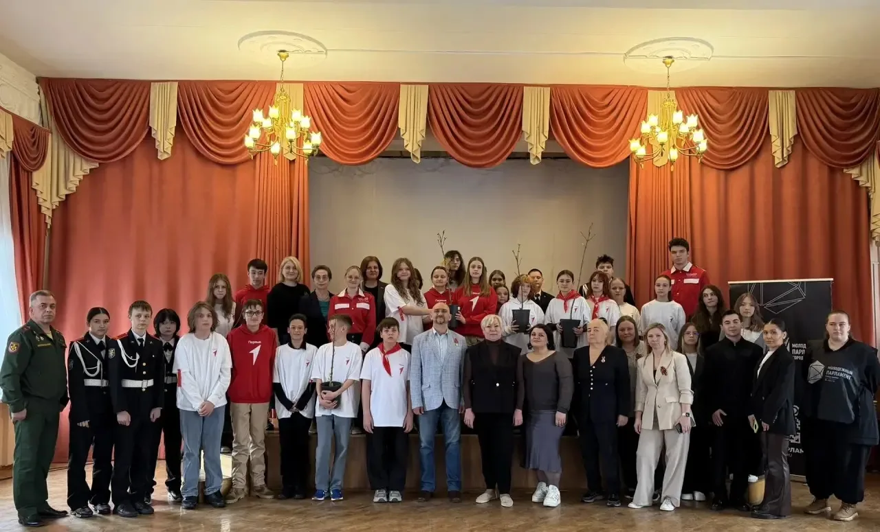 🌸 СИРЕНЬ ПОБЕДЫ 2026 🌸  🏫Сегодня в московской школе №1251 имени генерала Шарля де Голля состоялась т