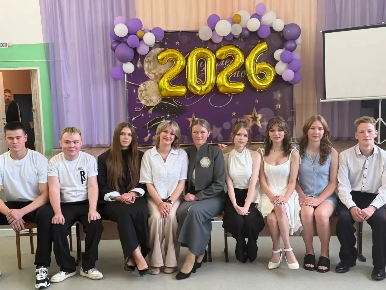 🎉 Торжественный выпускной 11 класса в Факельской школе! 🎉
27 июня 2026 года в нашей школе состояло
