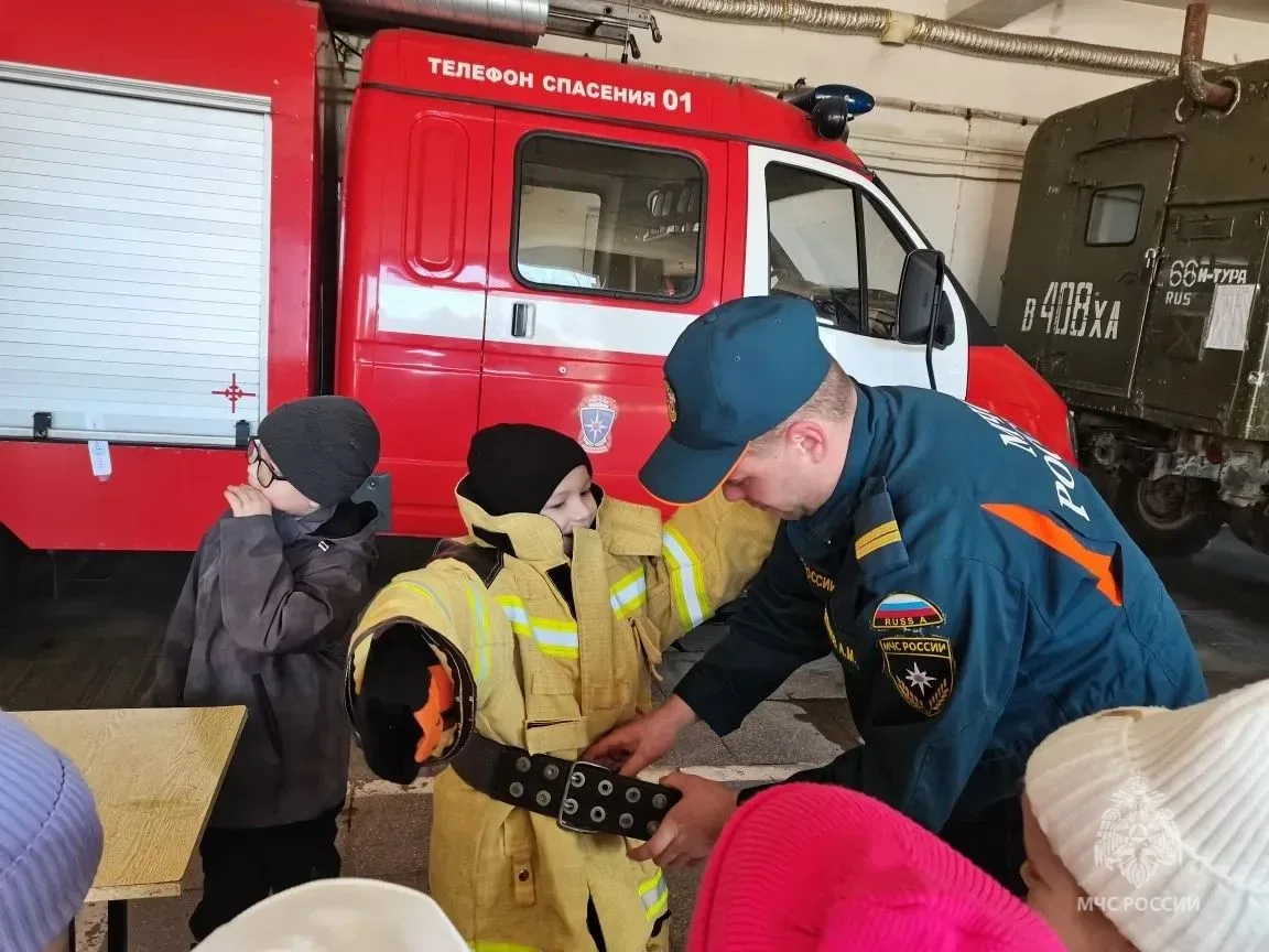 Боевая одежда на вырост: экскурсия в пожарно-спасательную часть  🚒 В городе Нижняя Тура ребята из де