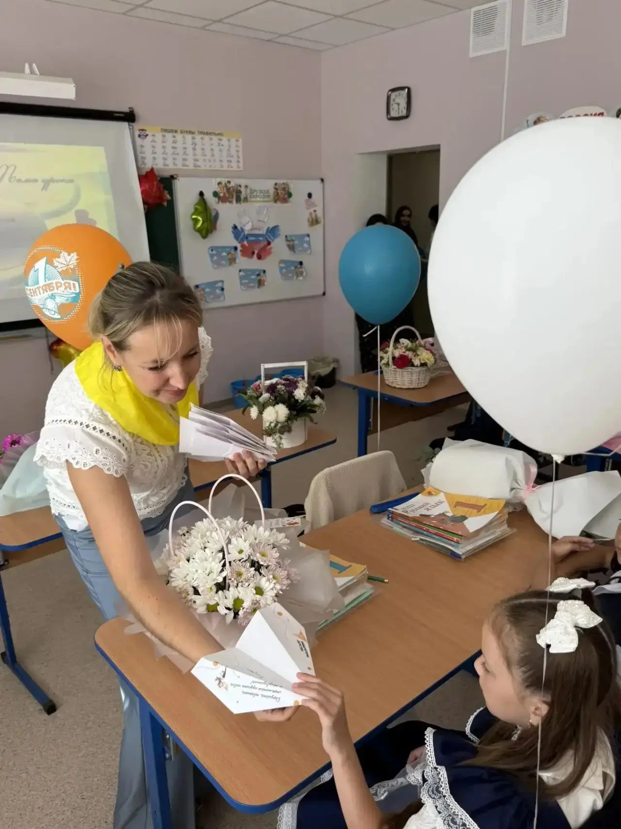 Сегодняшний День знаний в нашей школе  начался с новой, очень теплой и вдохновляющей тр...