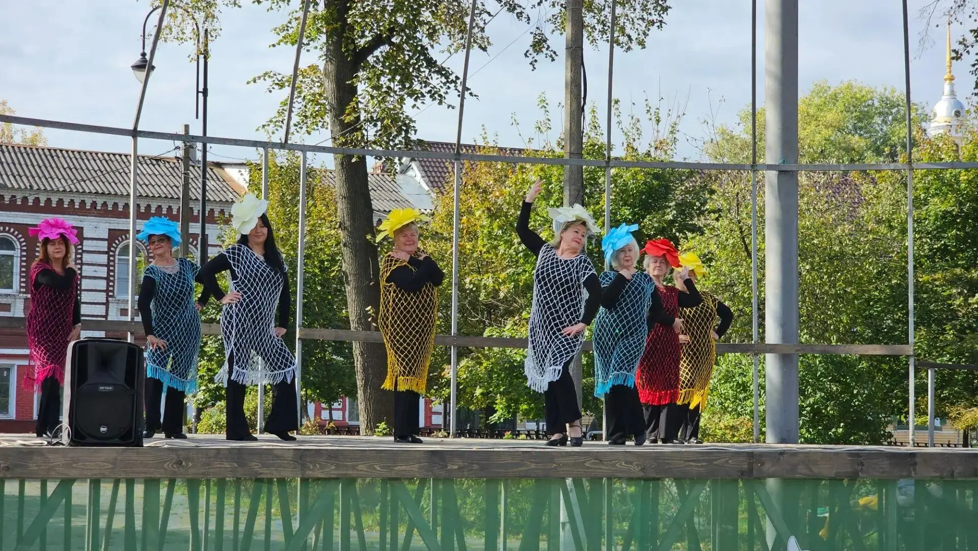 В нашем городе проводят мероприятия для пожилых жителей. Следите за афишами в парках. К...