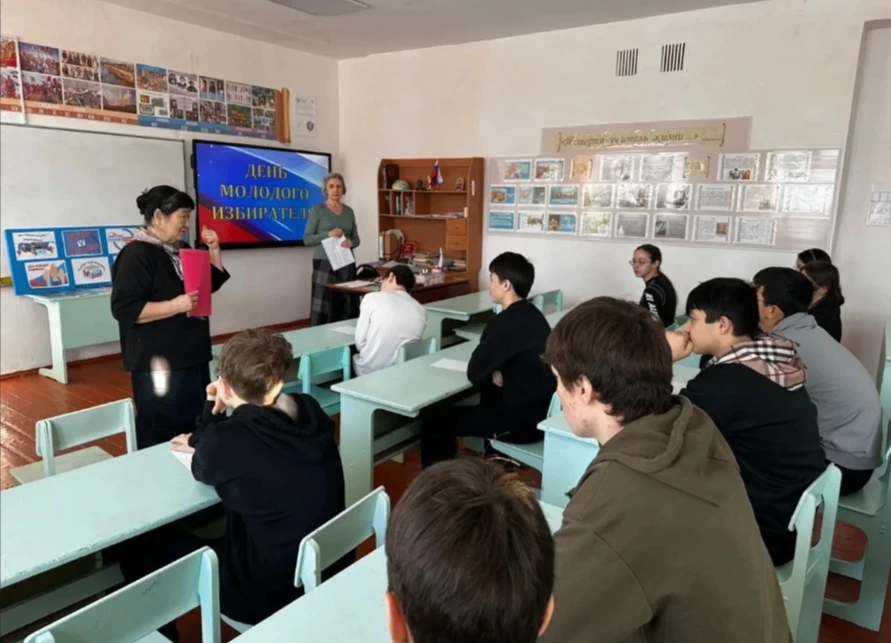 В рамках проведения Дня молодого избирателя Малодербетовская территориальная избирательная комиссия 