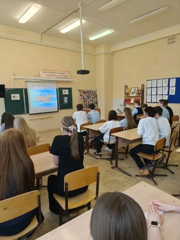 🎶 Любимая музыка в наушниках, яркие афиши в городе, дизайн одежды и предметов, сайты и приложения, к