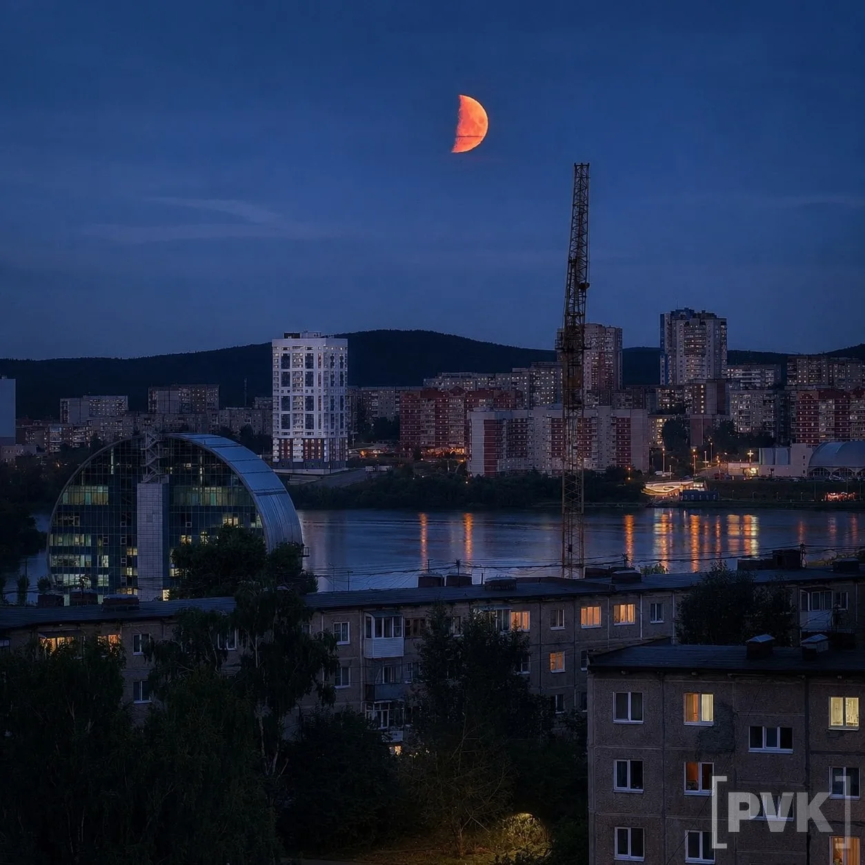 🌓Над Первоуральском прошлой ночью появилась красная Луна.
