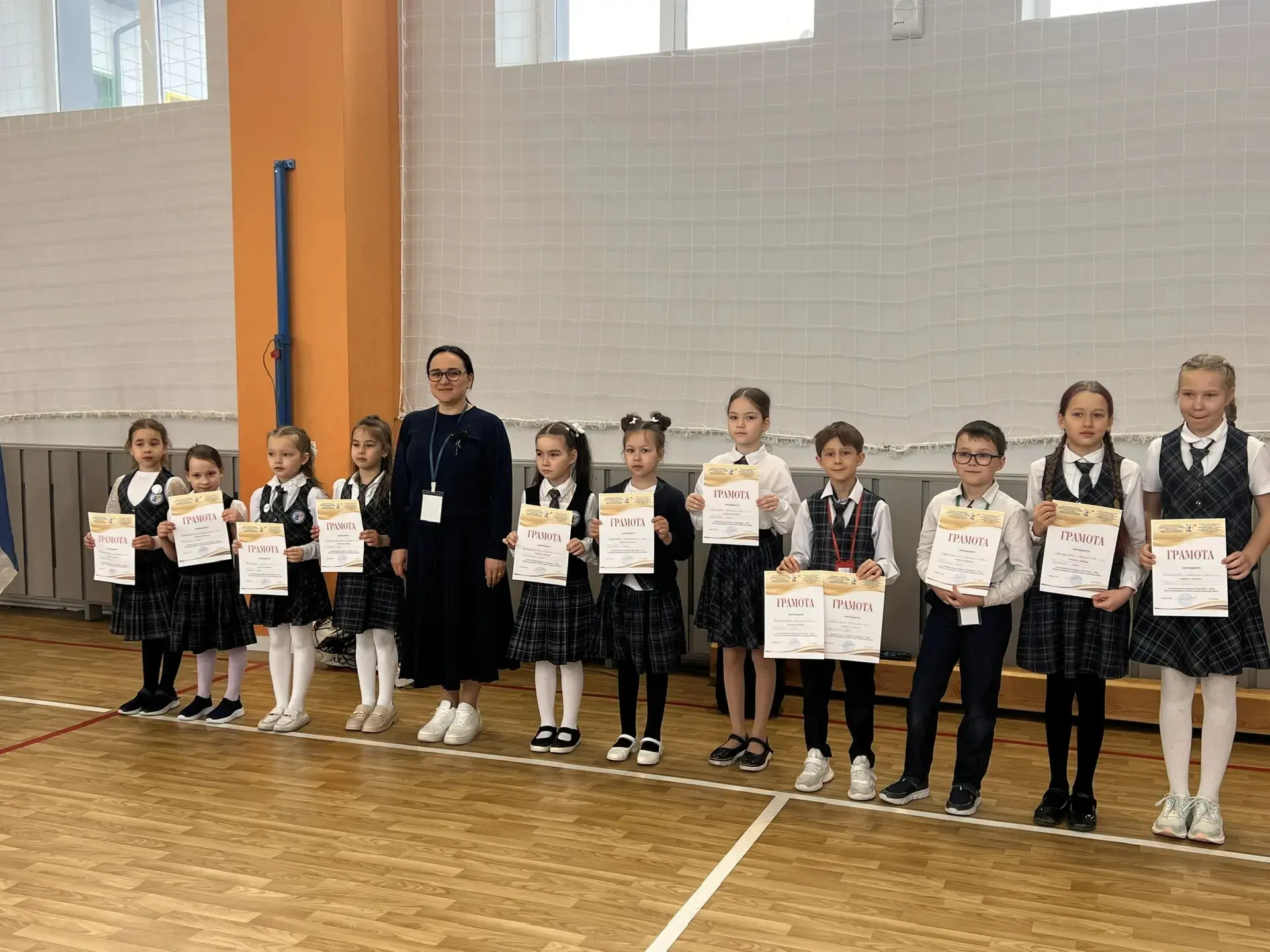 Каждое утро понедельника в нашем лицее начинается с торжественной линейки, на которой выносятся флаг