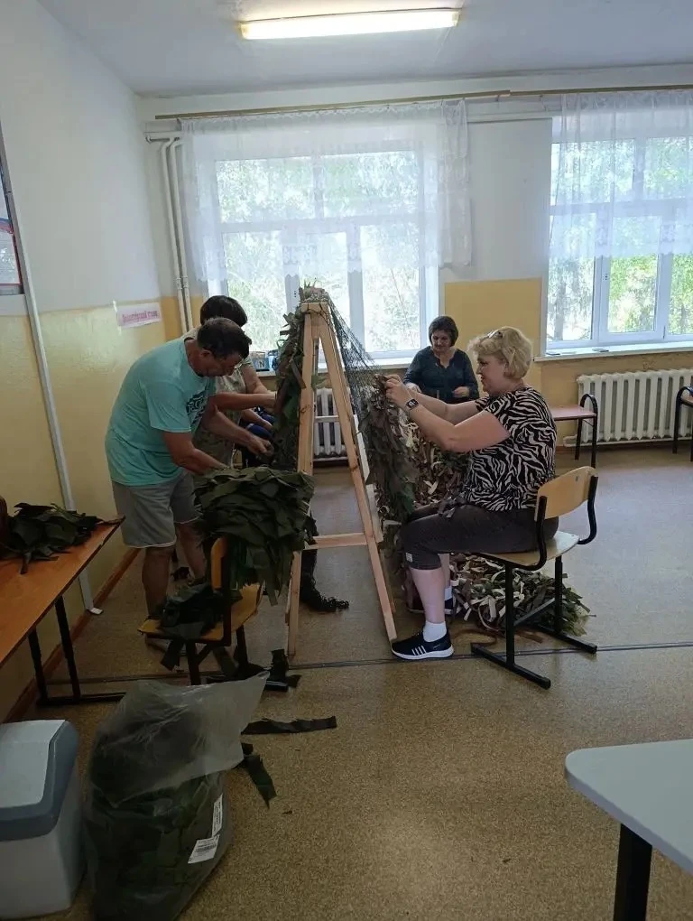 Каникулы с пользой: педагоги Краснозёрского лицея сплели маскировочные сети для бойцов
В дни школьны