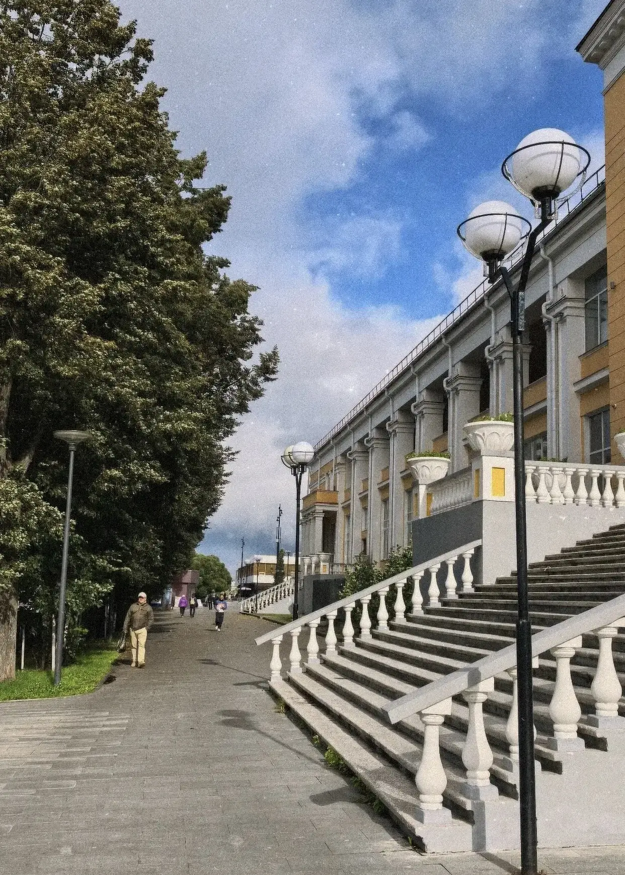 Неспешная прогулка по городской набережной 🌿