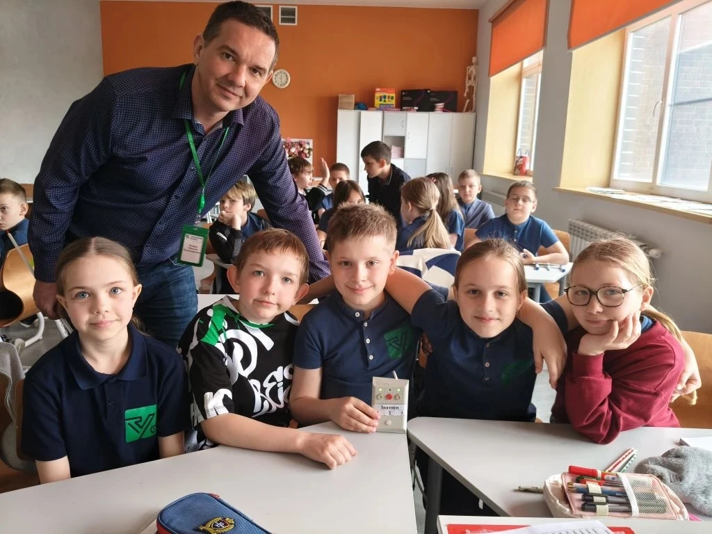 🚀 Неделя космоса в 3 «Б»: взлёт готов!  Сегодня у ребят класс превратился в настоящий космодром. К н