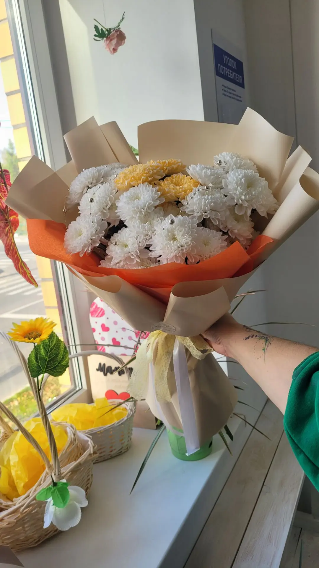 5 штук хризантем сорта "Алтай "💐 и декор бусы📿 упаковка может быть любой 💐