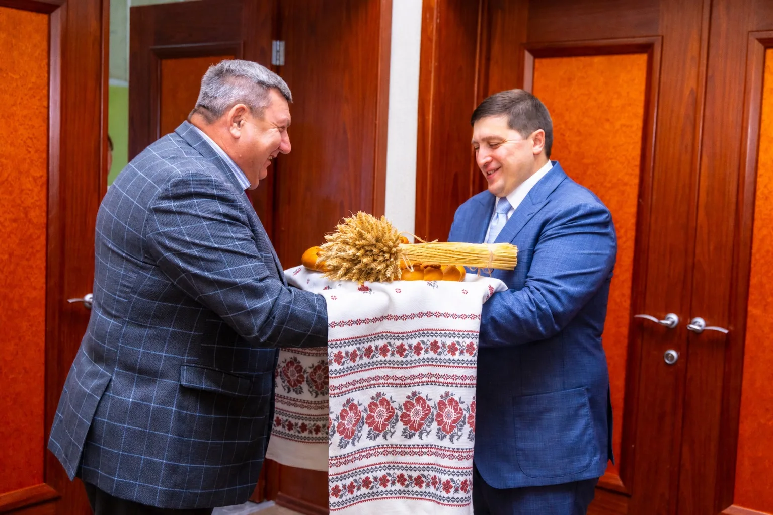 Каравай нашего лидера!
