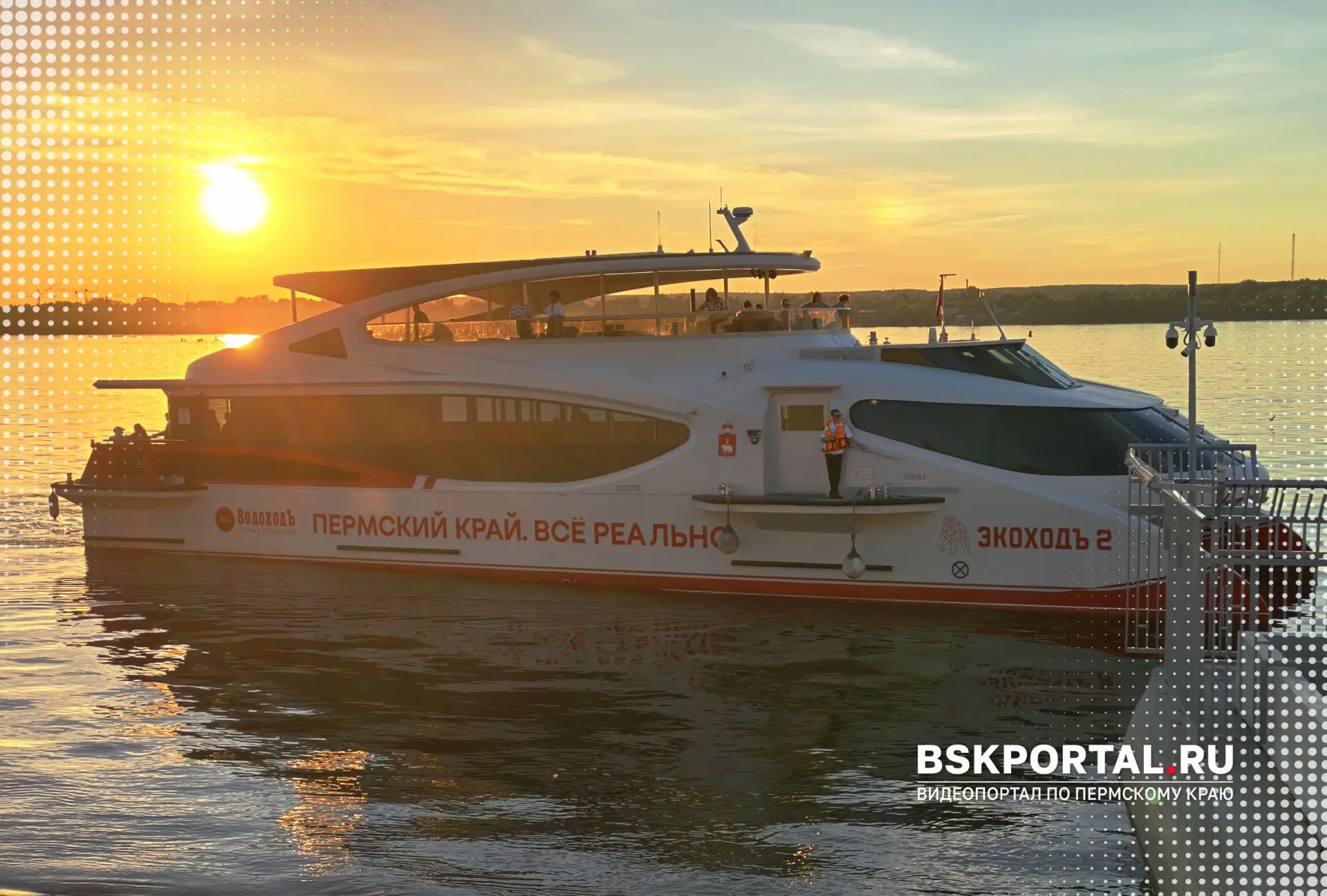 Как будто это не вечер рабочего дня, а День города. Столько людей в обычный будний день на набережно