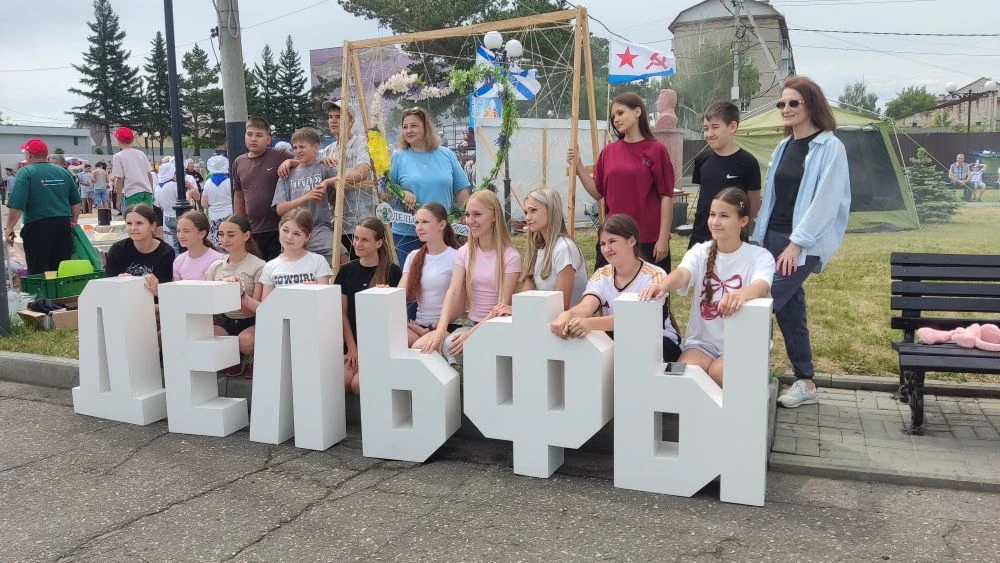 В Камне-на-Оби продолжаются народные гуляния.
Каменцы уже подкрепились ухой на фестивале "Уха царица