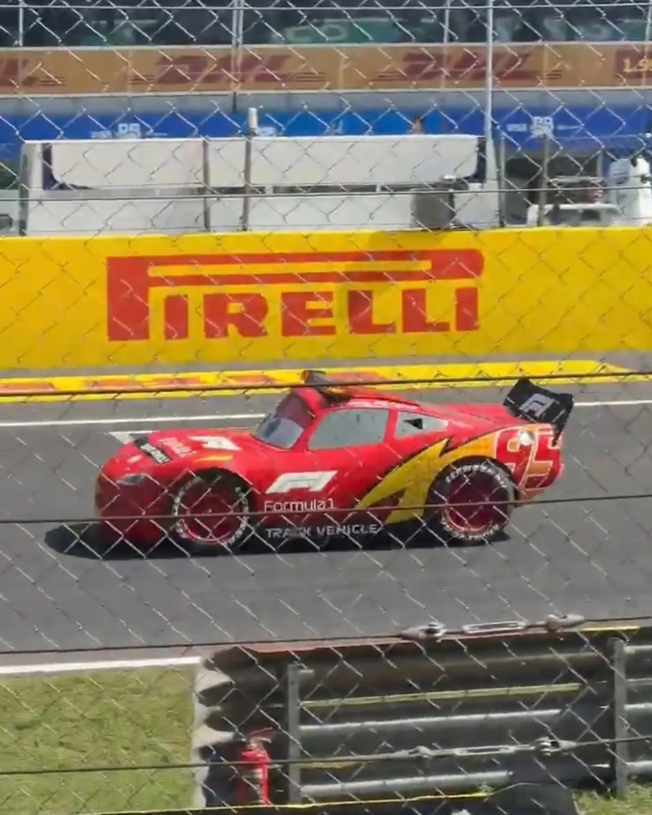 МОЛНИЯ МАККУИН ВЫЕХАЛ НА ТРЕК ФОРМУЛЫ-1 В ИТАЛИИ 🏎️⚡️