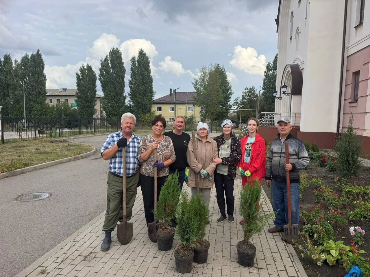 🌿 В Россоши завершили проект «Зелёная библиотека» высадкой 200 кустов.