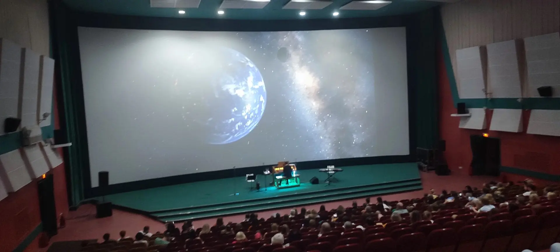 В кинотеатре «Радуга» прошел концерт филармонии. 

Тимур Халиуллин представил увлекательную программ
