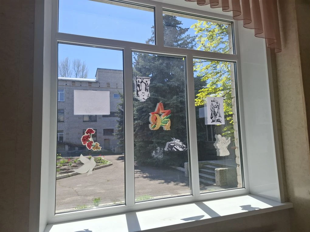 🎖️🇷🇺В нашей школе прошла акция «Окна Победы», приуроченная к празднованию Дня Победы. Ученики и учит