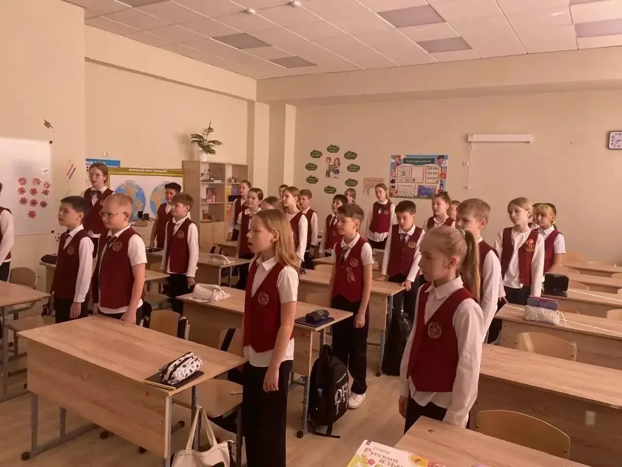 🇷🇺 ТРАДИЦИОННОЕ ПОДНЯТИЕ ФЛАГА И «РАЗГОВОРЫ О ВАЖНОМ»  Каждый понедельник в МБОУ СОШ №11 г. Ессентук