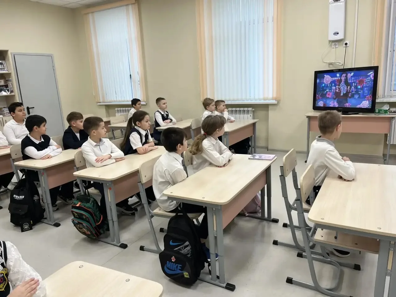 Каждый понедельник в МАОУ «Школа №70» проходит уже традиционная торжественная Церемония поднятия  Го