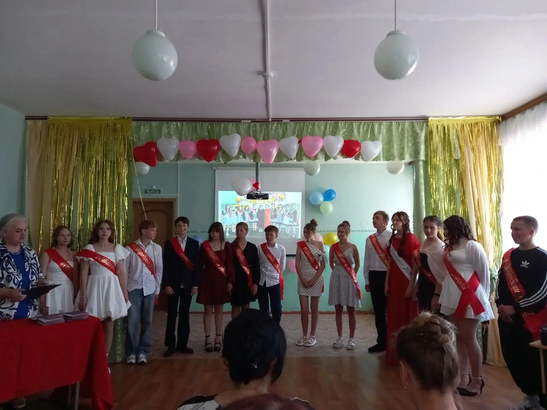 🎈🎈🎈И сегодня стая разлетелась
Каждый в свой большой полёт...
 🎈🎈🎈Последний звонок прозвенел...