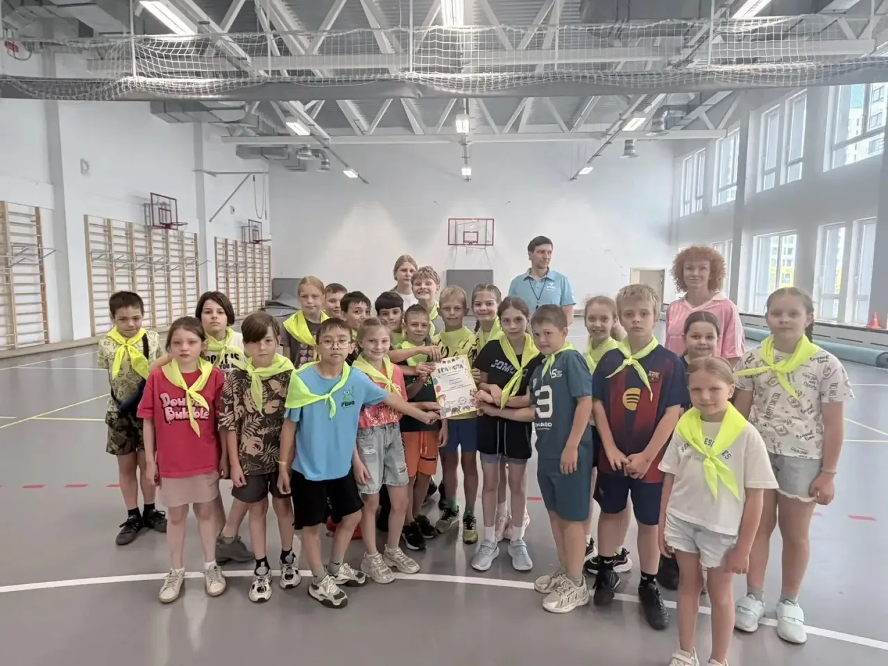 🏊‍♂️ «Смайлики» набирают полную скорость. 
☀️ Бодрая зарядка + торжественное поднятие флага = энерг