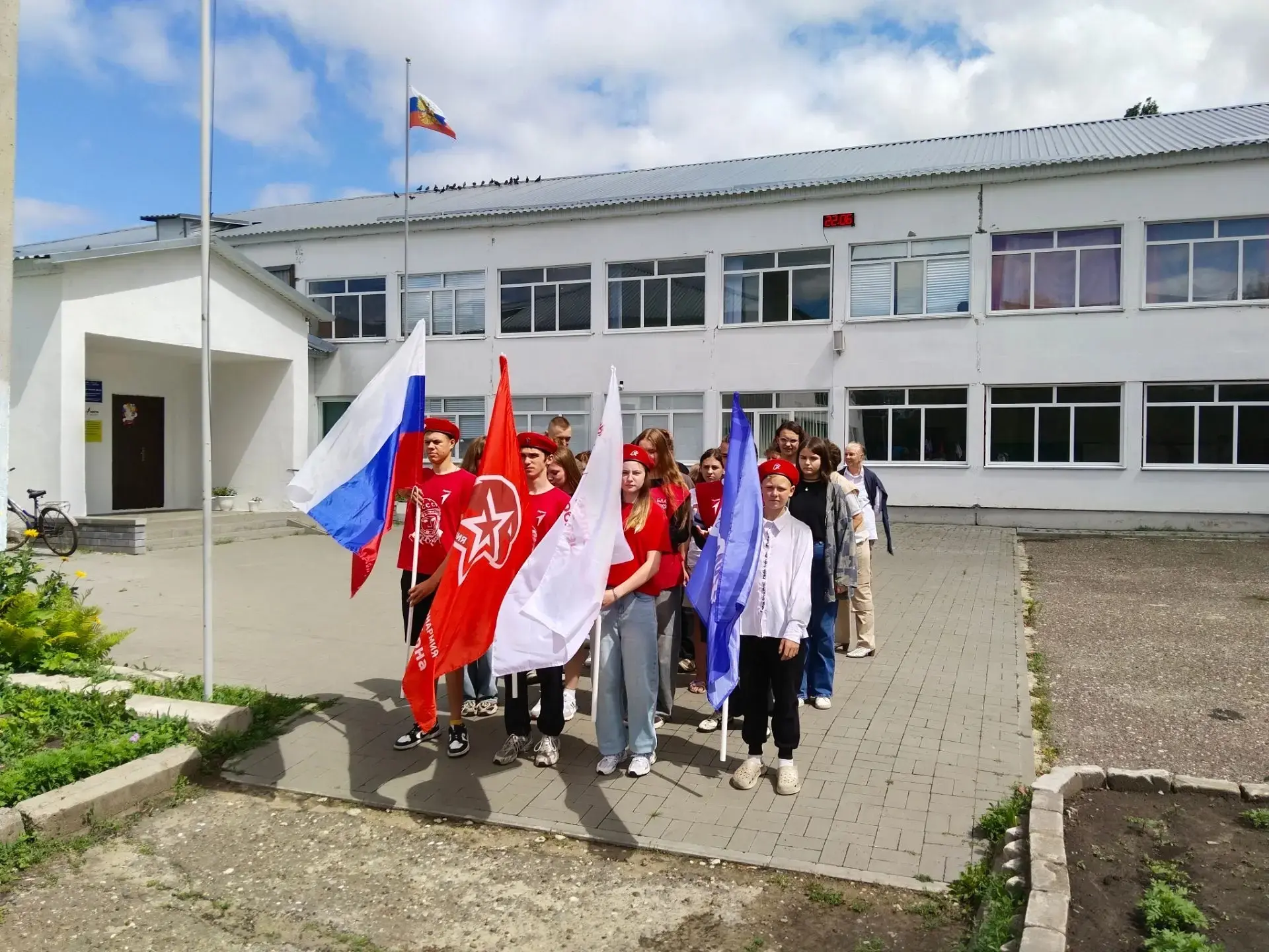 Сегодня Салтынский ДК и местная школа объединились, чтобы провести митинг "Нам не забыть июньский эт