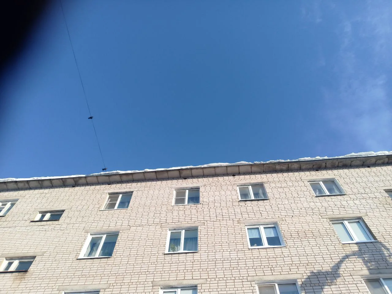 Произведена очистка кровель от наледи и сосулек.