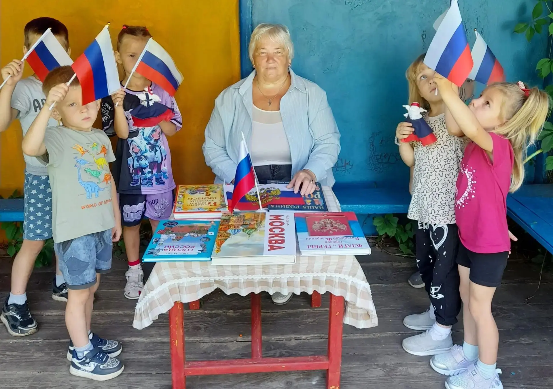 По ветру вьется полотно.К шесту оно прикреплено.У полотна три цвета.Кто ответит,что это...