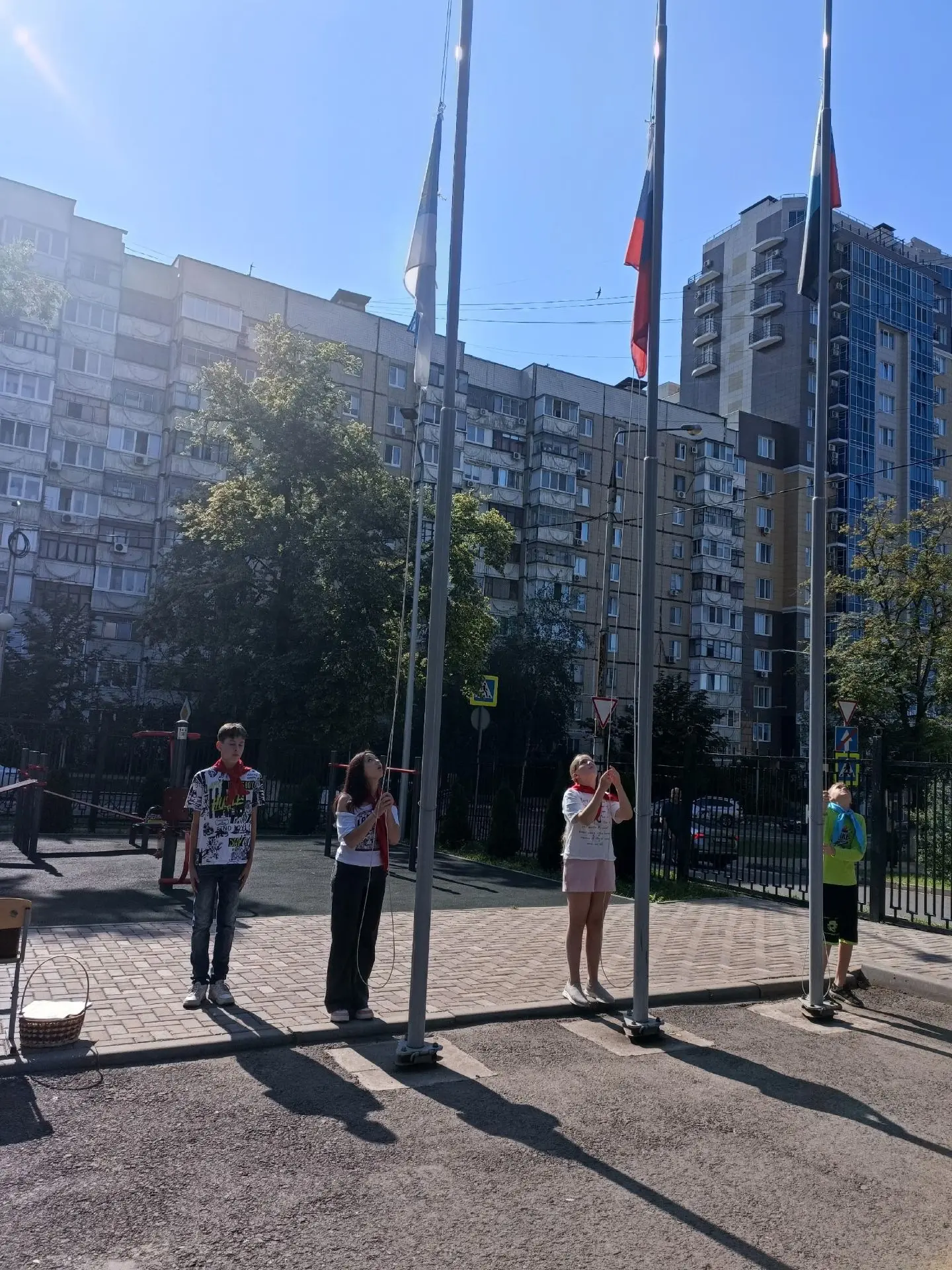 Вот и подошла к концу наша первая, невероятно яркая и веселая смена в школьном лагере «Улыбка»!

Эта