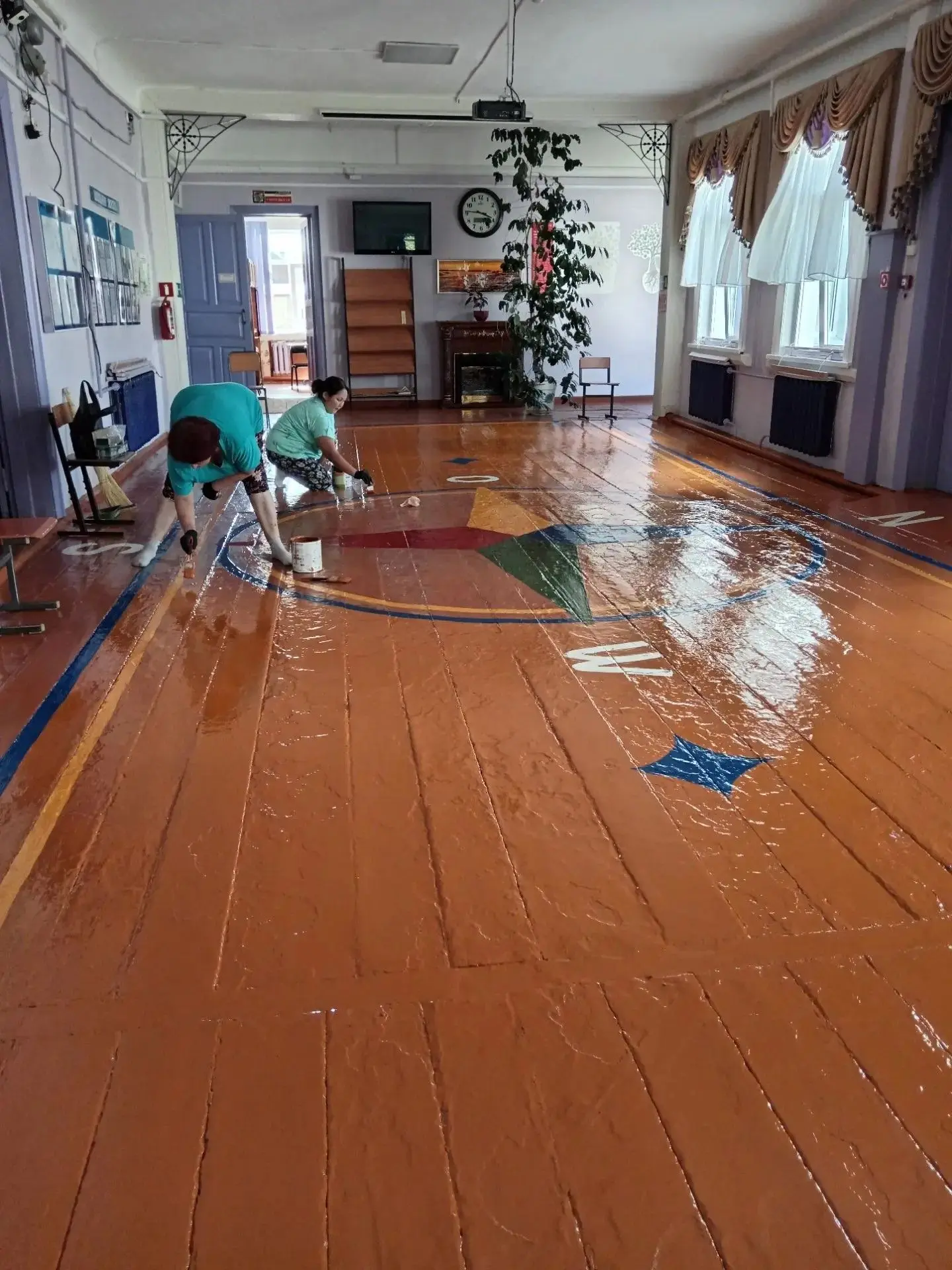В школе продолжаются плановые работы по подготовке к началу учебного года. В настоящее время наши со