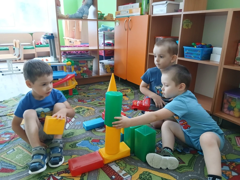 🧑‍🔧"Маленькие строители"

🧩Конструирование — одно из самых любимых занятий у наших детей. Это не 