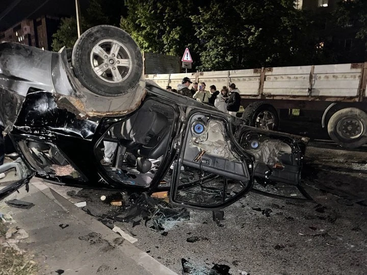 ❗️Появились кадры перевёрнутого автомобиля ТЦК во время бунта во Львове