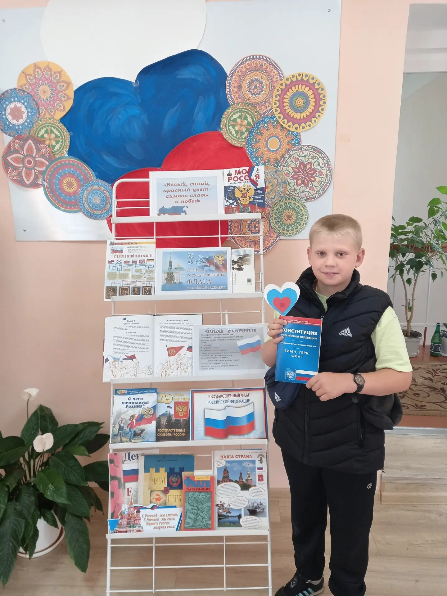 В Детской модельной библиотеке прошла выставка-информация «Белый, синий, красный цвет- ...