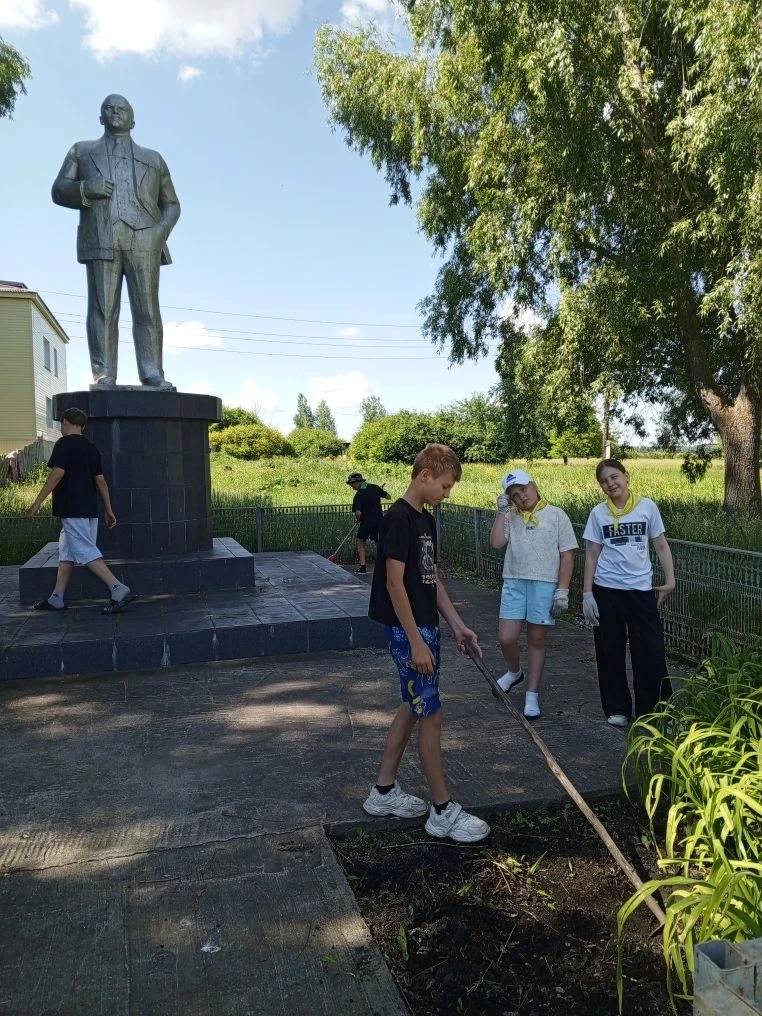 Сегодня наши ученики приняли участие в акции «Обелиск»! 🇷🇺✨ 

Они очистили и подмели дорожки, а та