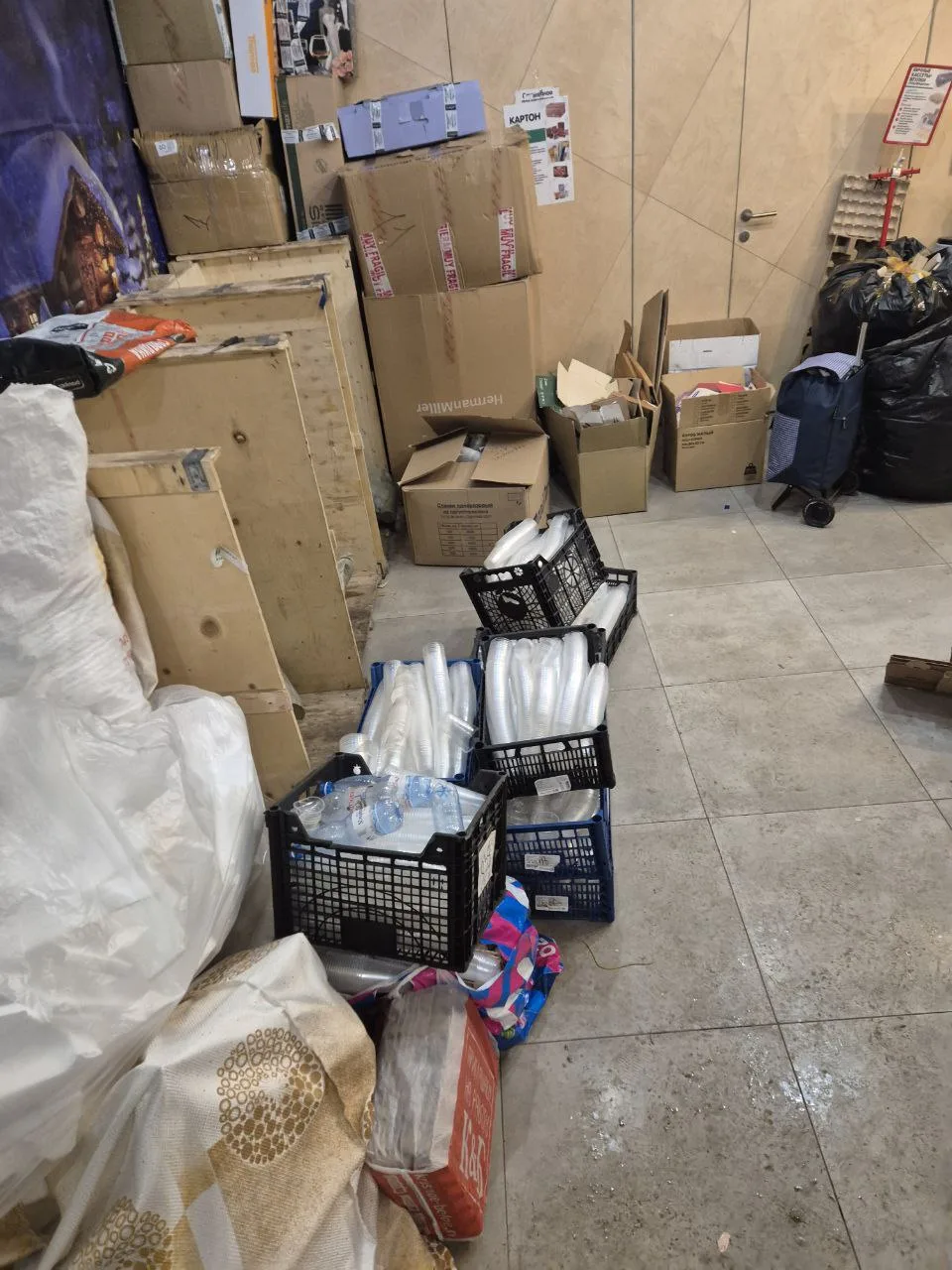 Эко-десант в действии! ♻️🥤 В начальной школе полным ходом идет подготовка к завершению 2 четверти, и