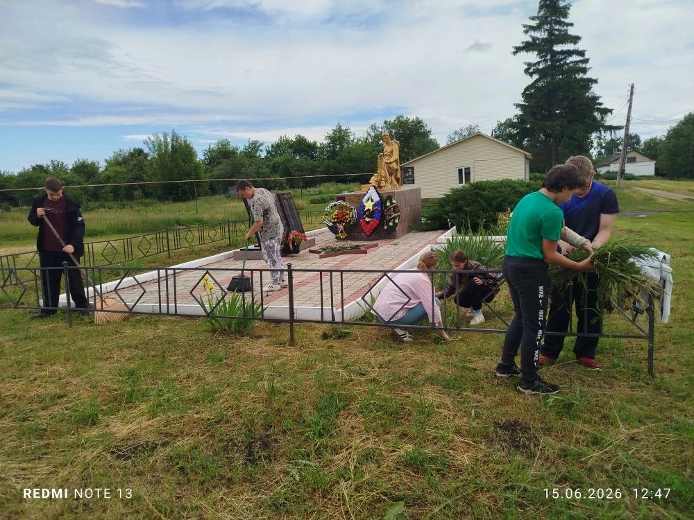 🌳🌳🌳Экологический отряд, созданный при нашей школе, сегодня начал свою работу.🍀🌾☘️
⚡Первый день 
