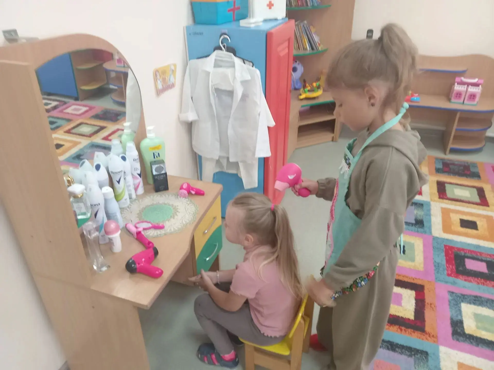 💇‍♀️ В нашей группе — настоящий салон красоты! 💇‍♂️

Ребята из группы № 7 устроили сюжетно‑ролевую