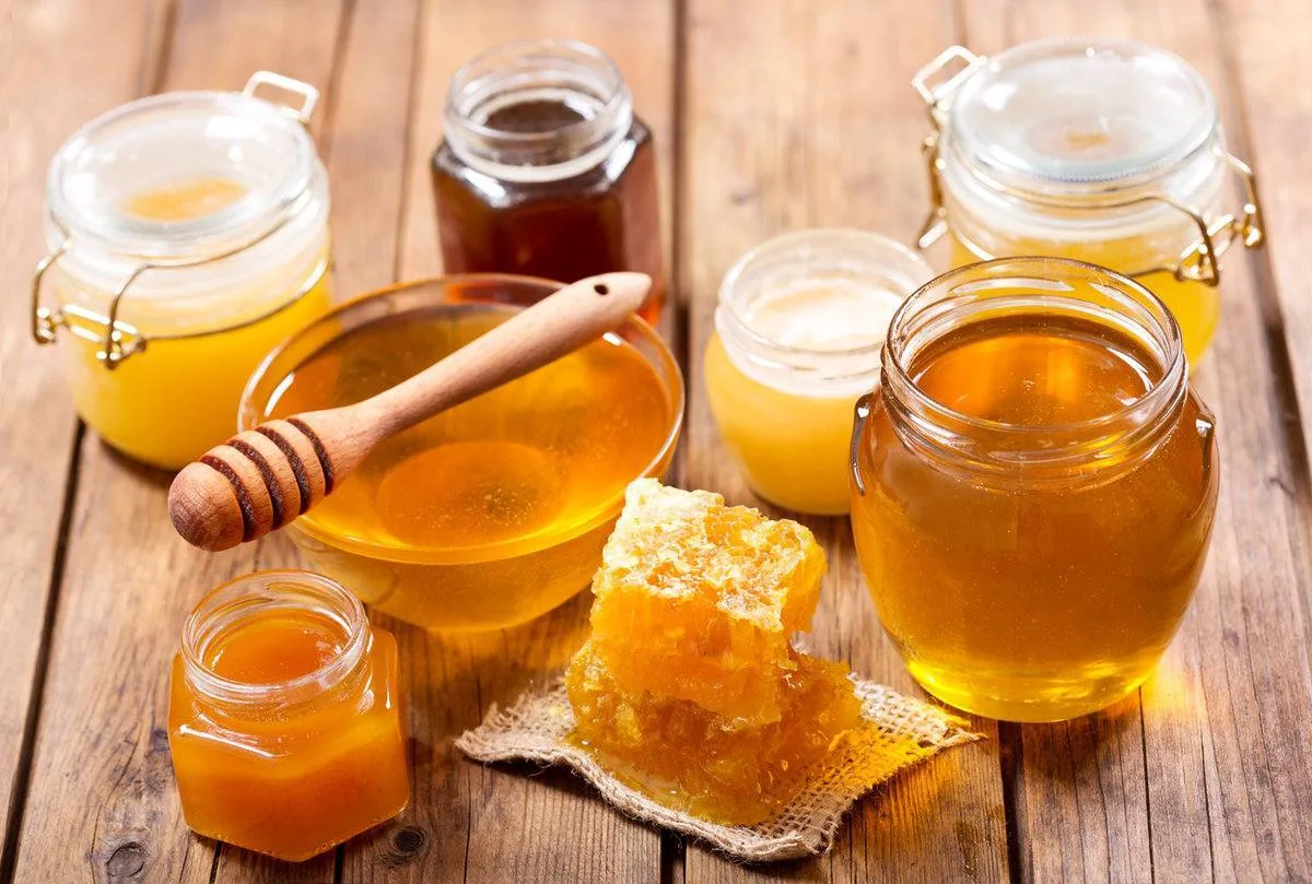 Польза мёда 🍯

— Мёд имеет множество полезных свойств для здоровья. Он богат антиоксидантами, котор