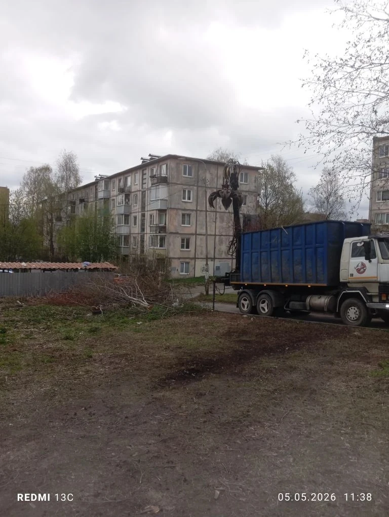 Вывоз мусора с территории контейнерной площадки (Собственник Администрация ПГО), у МКД5 по ул. Кондо