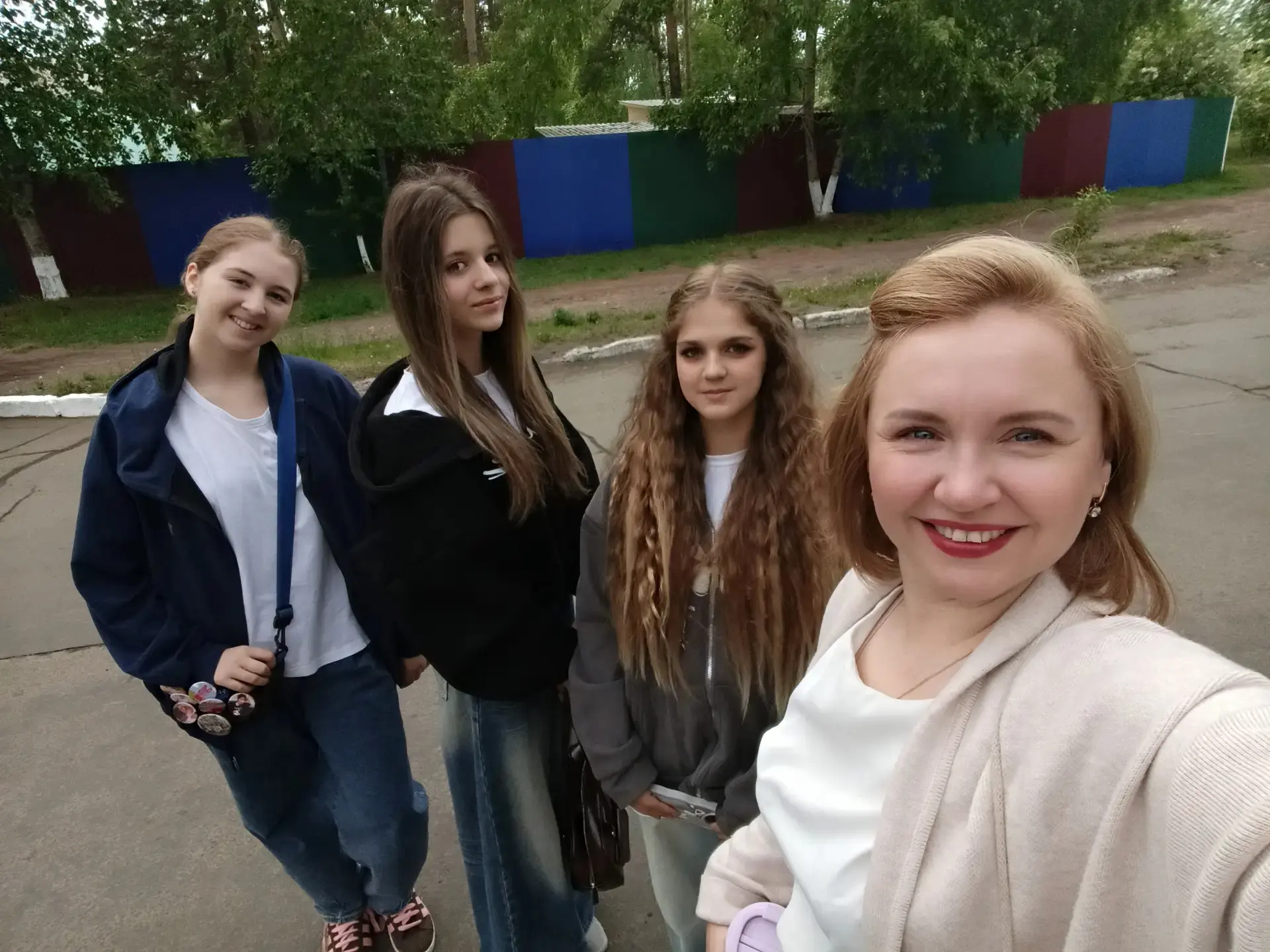 С Днём России! 

Сегодня в нашем городе стало ещё теплее и радостнее! Лицеисты Баштанова Анна, Белей
