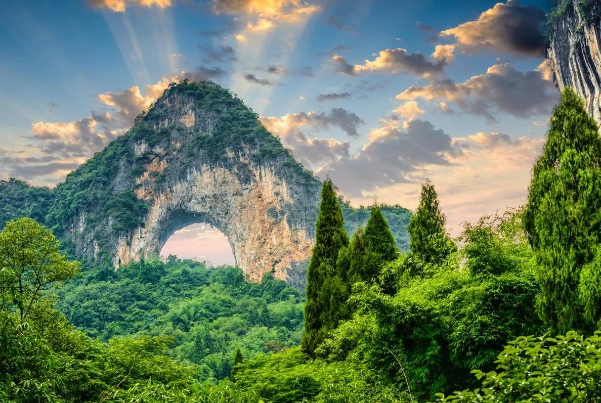 Яншо, Китай 🇨🇳  🔹 Яншо - небольшой город и уезд китайского округа Гуйлинь, известный своими карстовы