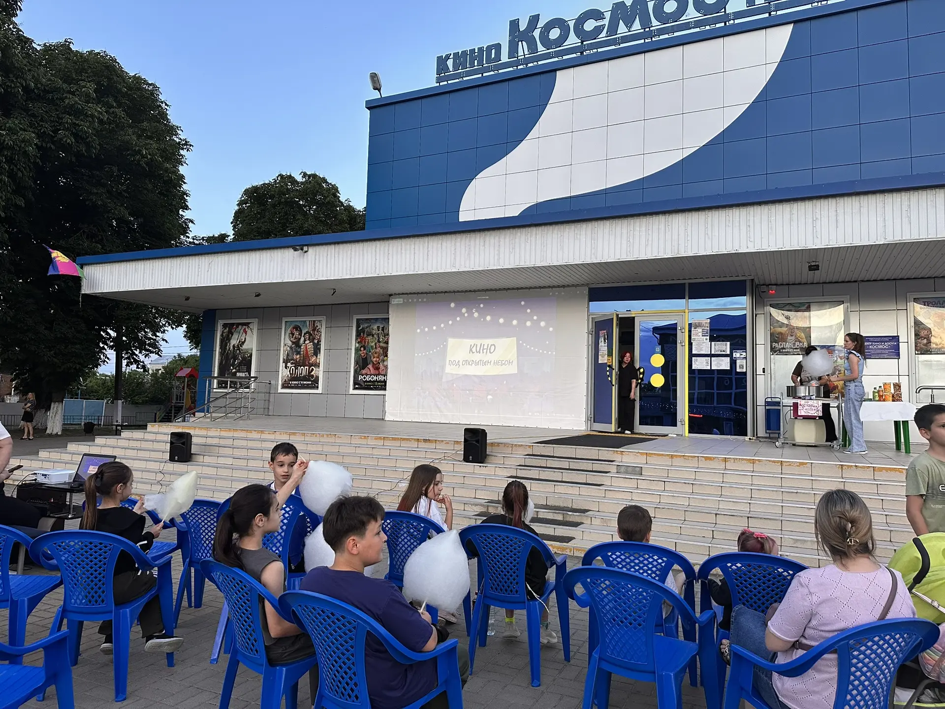 Сегодня на площади кинотеатра «Космос» состоялся летний кинопоказ мультфильма «Кунг фу ...